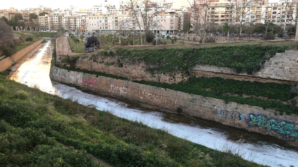 El torrente de Sa Riera lleva agua de color blanco procedente del líquido de rechazo de la potabilizadora de Son Tugores.