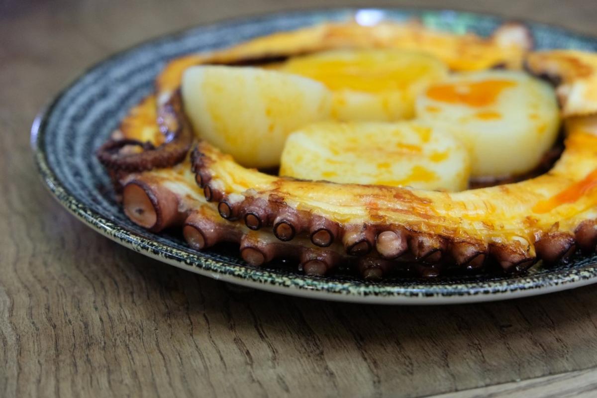 O Dezaseis es famoso por su pulpo a la parrilla, entre otros platos típicos de la gastronomía tradicional gallega