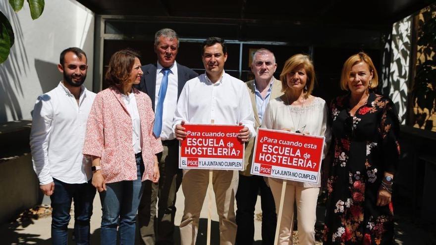 Juanma Moreno, con varios dirigentes del PP en el CIOMijas.