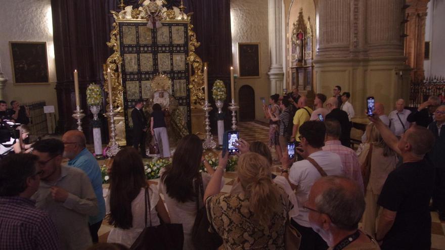 Besamanos a la Virgen de la Esperanza en la Catedral de Málaga