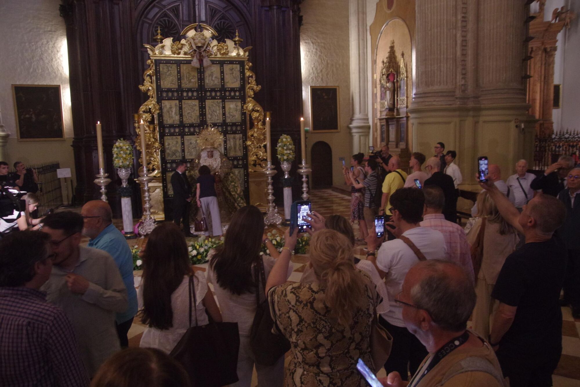 Besamanos a la Virgen de la Esperanza en la Catedral de Málaga tras participar en la procesión de Roma