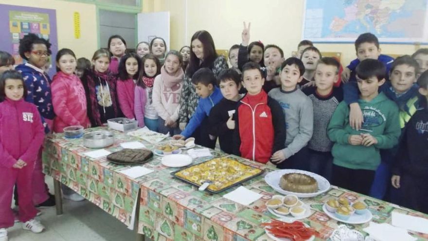 A escritora Ledicia Costa cos alumnos de Primaria do CEIP Pena de Francia.