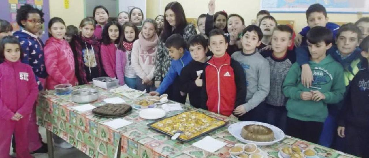 A escritora Ledicia Costa cos alumnos de Primaria do CEIP Pena de Francia.