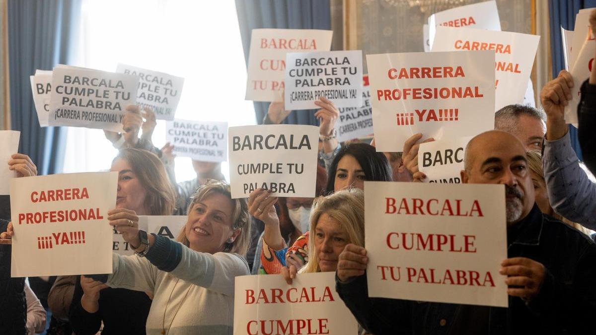 Protesta de funcionarios en un reciente pleno municipal