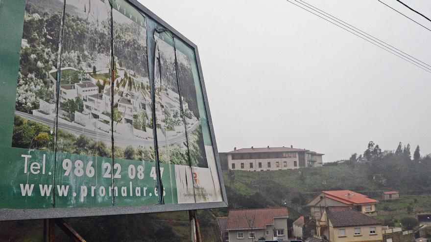 Viejo cartel promocional situado en la carretera de Aldán, donde se publicitaban las viviendas que se iban a construir. |   // G.N.