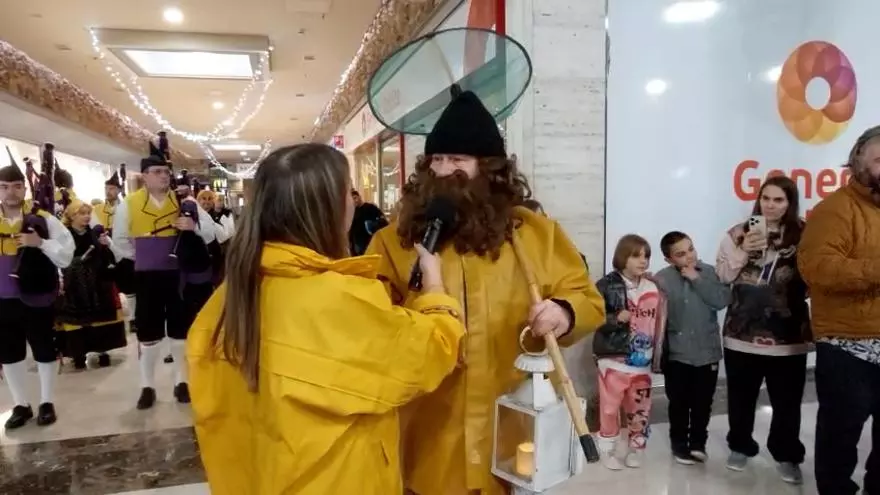 L'Anguleru ya está en Asturias: el Papa Noel asturiano hizo su primera parada en Corvera antes de recorrer los 78 concejos de la región