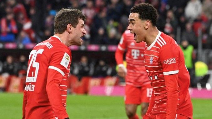 Müller y Musiala celebran uno de los goles del Bayern.