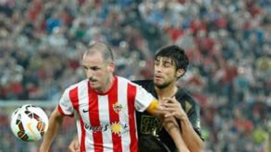 José Ángel lucha por un balón con el mediocentro del Almería Soriano.