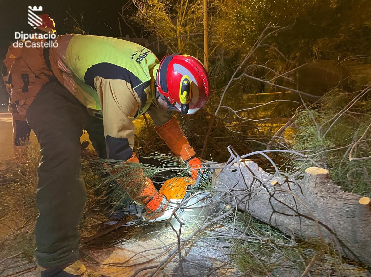 Los bomberos de la Diputación han actuado ante numerosos incidentes relacionados con el viento.