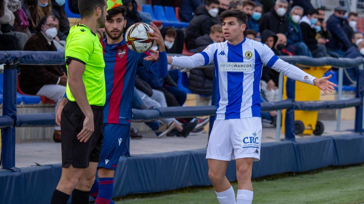 Nico Espinosa le protesta al asistente del colegiado Manrique Antequera durante la derrota del Hércules frente al Levante B, en Buñol.