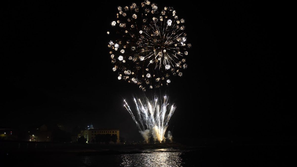 Miles de personas presencian la Batalla Naval en la ensenada del Orzán