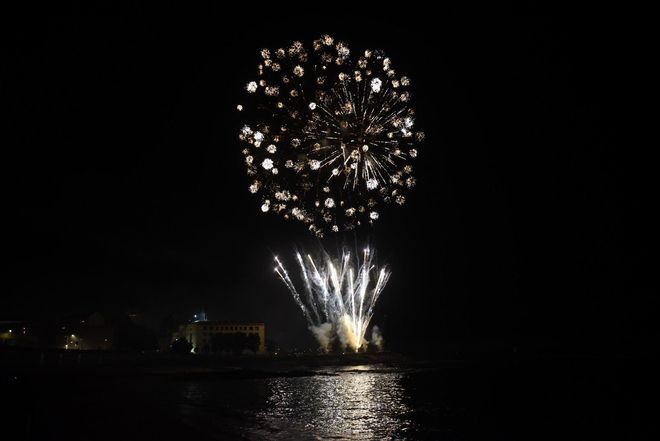 Miles de personas presencian la Batalla Naval en la ensenada del Orzán