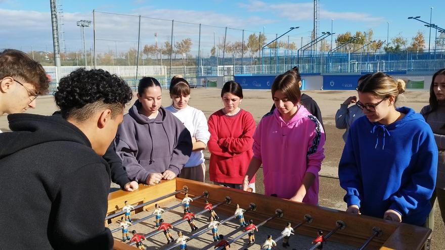 Los estudiantes de FP del Colegio Santo Domingo de Silos de Zaragoza celebran su torneo de futbolín solidario