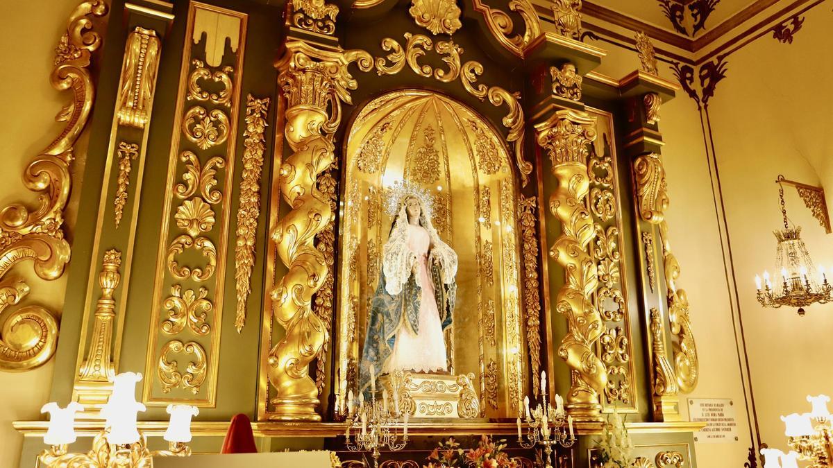 La Virgen de la Amargura en su retablo de la capilla del Rosario.