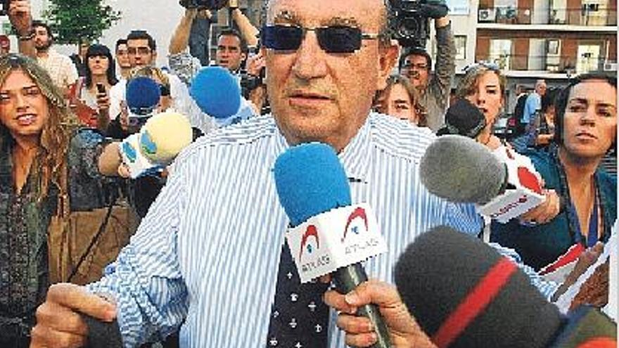 Fabra se querelló contra Albiol por la distribución de 10.000 pegatinas con su caricatura.
