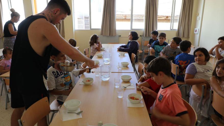 Los alumnos del colegio Mestre Lluís Andreu en el nuevo comedor.