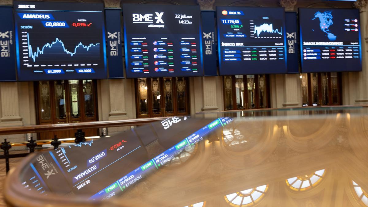 Un panel del Ibex 35, en el Palacio de la Bolsa de Madrid, a 22 de julio de 2024, en Madrid (España).