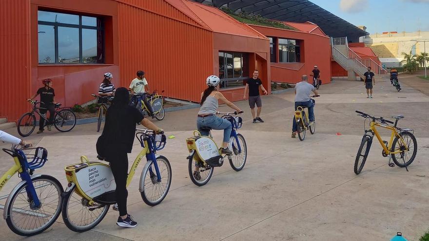 Un grupo de cicilistas participa en el curso formativo para instruir a menores y adultos en el uso de la bicicleta.