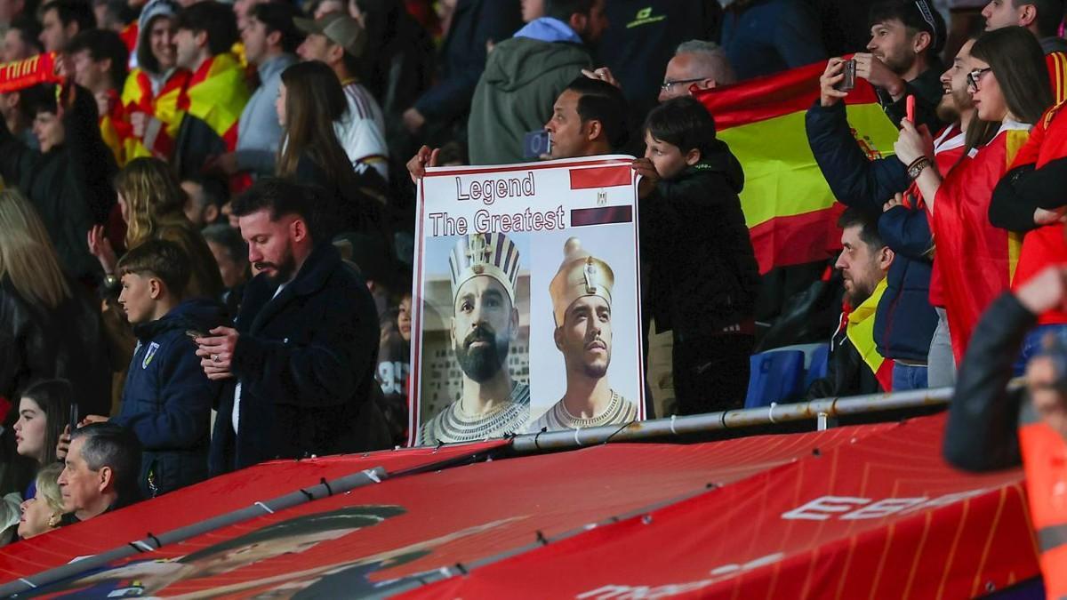 Salah y Marmoush, en la pancarta