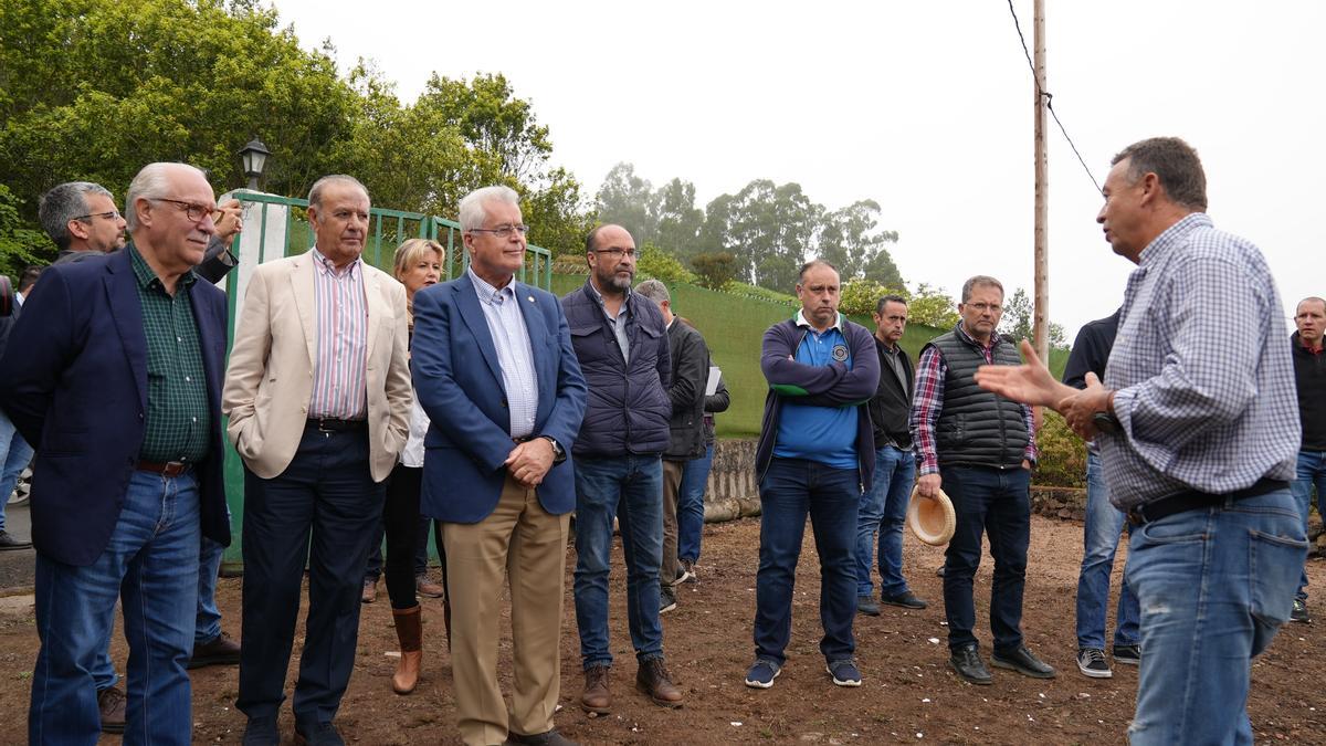 Un agricultor explica el cultivo de los manzanos a los representantes del Cabildo, el Ayuntamiento de Valleseco, Coag y Spar.