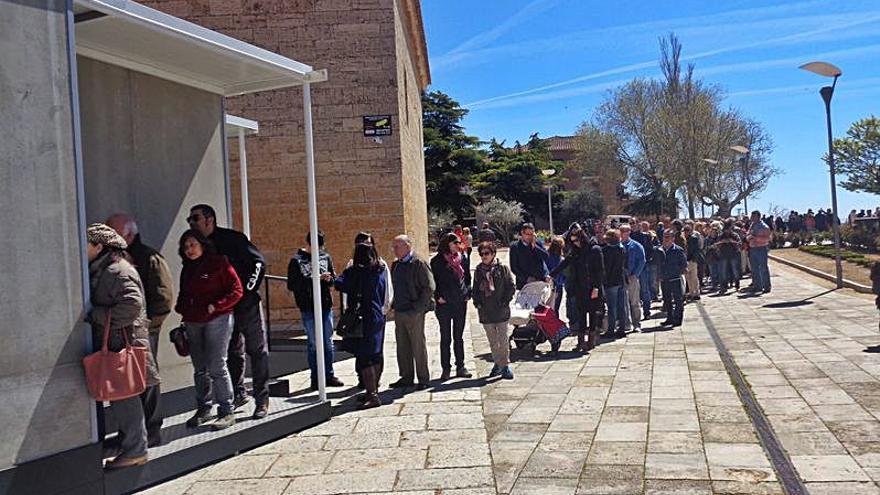 Largas colas para entrar en la exposición de Las Edades en la Colegiata de Toro. Sobre estas líneas, visitas al alcázar de la ciudad, ya rehabilitado.| M. J. C.