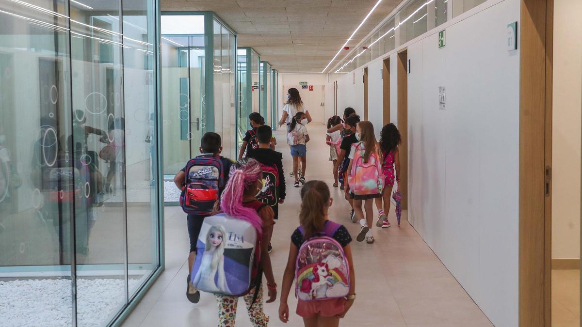 Alumnado entrando a clase en el CEIP Les Arts de València.