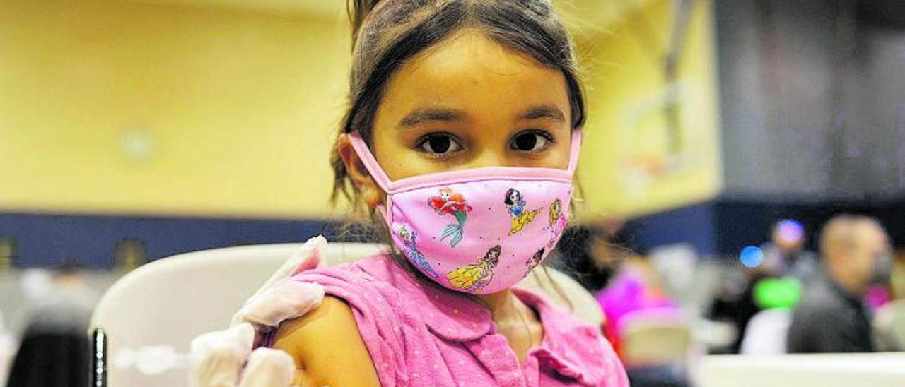 Una niña se vacuna frente al coronavirus en Estados Unidos.