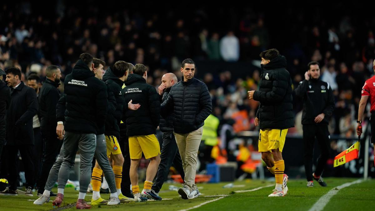 Los jugadores del Espanyol protestan el penalti en Mestalla