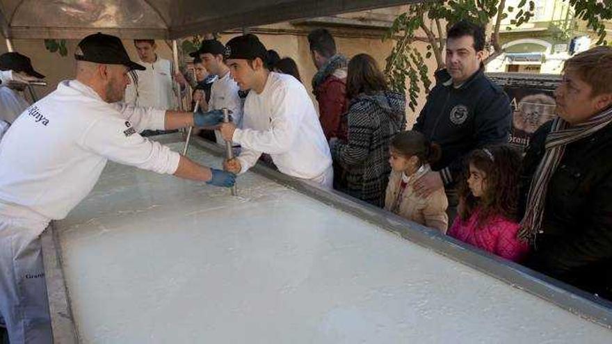 Veintidós operarios trabajan en la Fira de Sant Blai en la elaboración del queso de servilleta.
