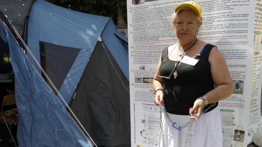 Una mujer se ha encadenado al edificio de la Generalitat de Valencia para reclamar la exhumación de los supuestos restos mortales de su hija.