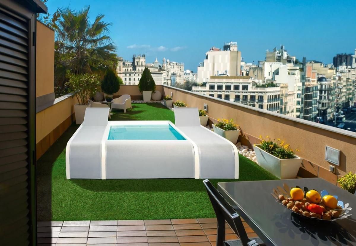 PISCINA MARIPOSA | Cuenta con dos tumbonas con respaldos regulables en altura