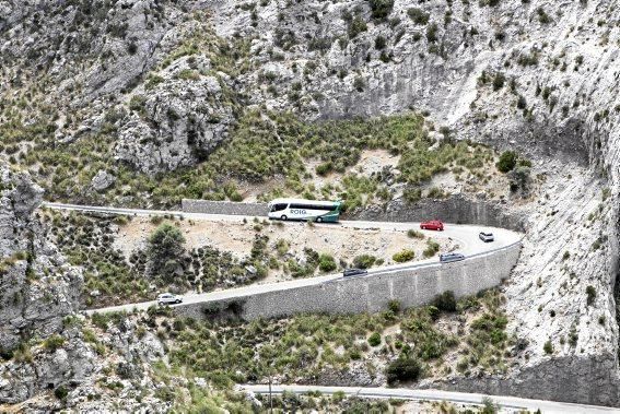 Im Torrent de Pareis, einer der größten Touristenattraktionen der Insel, stapeln sich die Besucher. Seit Wochen schafft keiner den Müll weg, auf der berühmten Serpentinenstraße staut sich der Verkehr, am Ufer haben Taschendiebe leichtes Spiel. Es ist ein Albtraum, sagen die Anwohner.