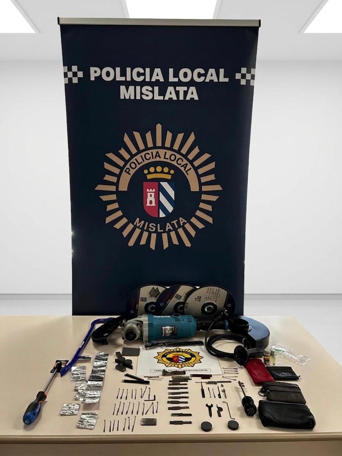 La Policía Local muestra los elementos incautados.