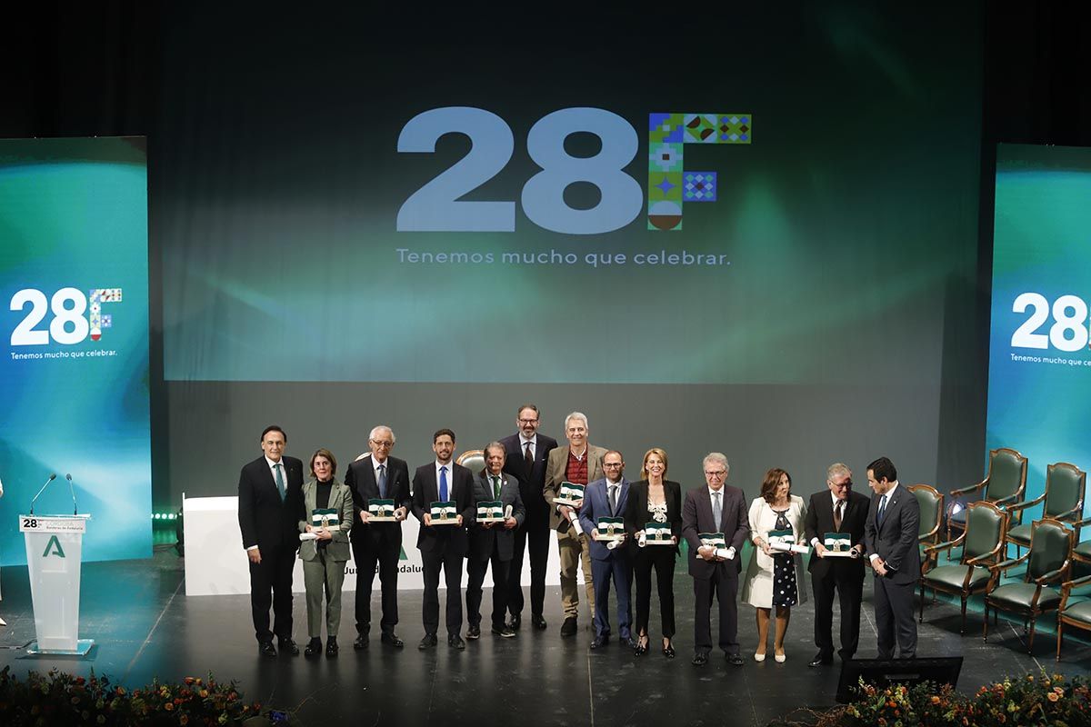 Fotografía de familia de premiados y autoridades