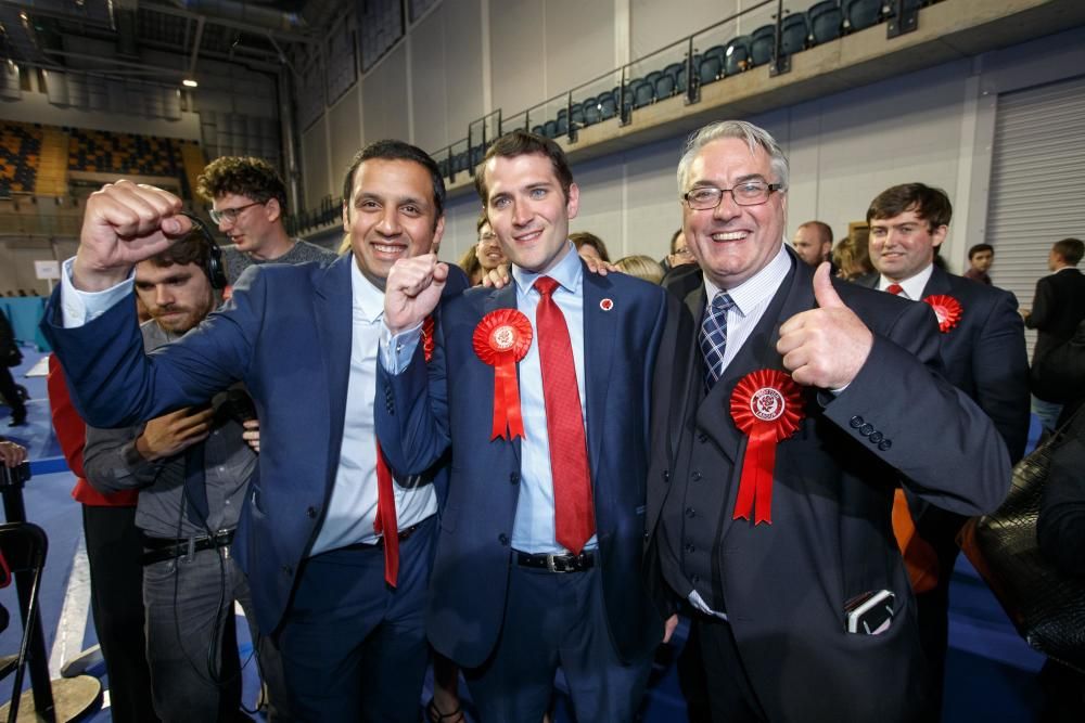 El nuevo miembro del Parlamento del Partido Laborista de Glasgow del Este Paul Sweeney (c) posa junto a Mohammed Sarwar (i) y Frank McAveety (d).