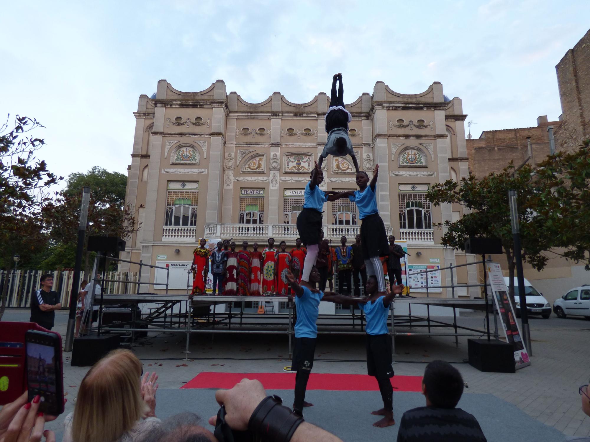 Actuació musical i circense de Nzuri Daima a Figueres