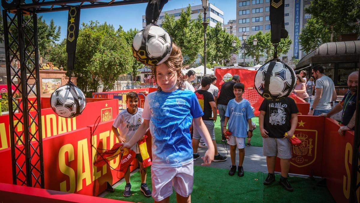 Cientos de pacenses acuden al estreno de la fanzone de la Selección Española.