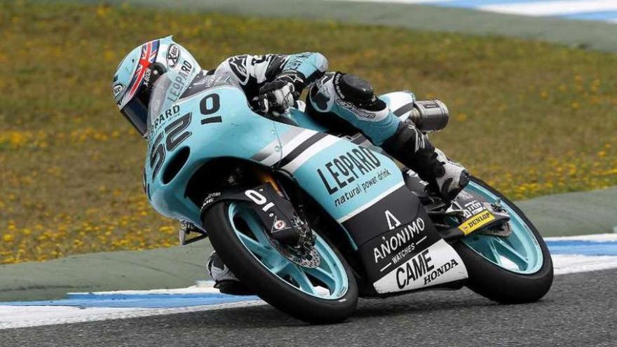 Danny Kent, durante la carrera de ayer en Jerez.