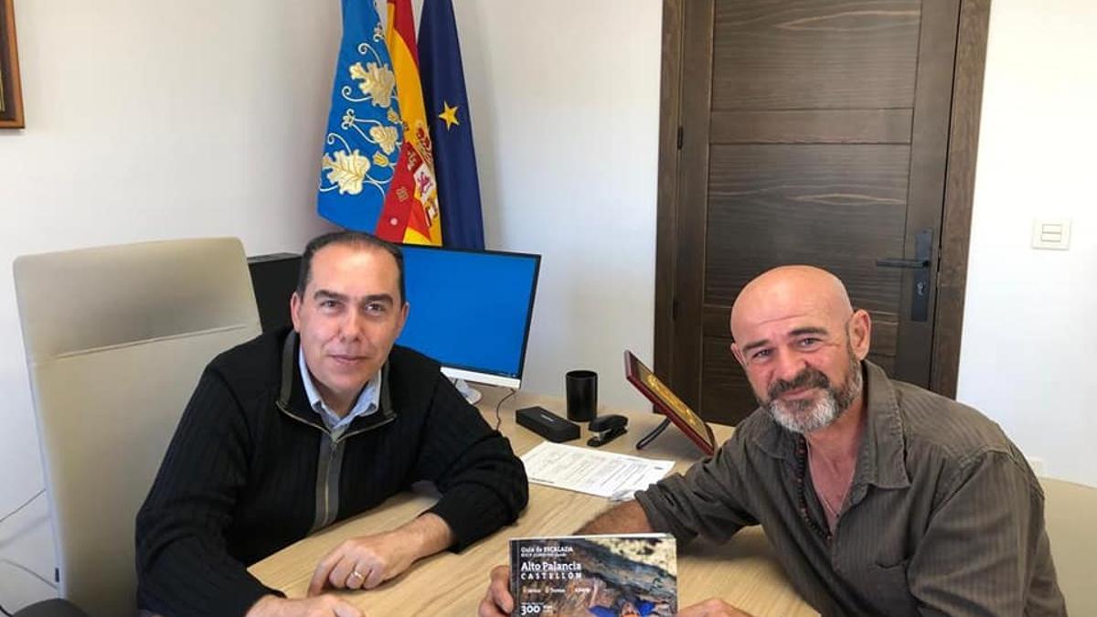 Txentxo presenta el libro al alcalde de Jérica, Jorge Peiró.