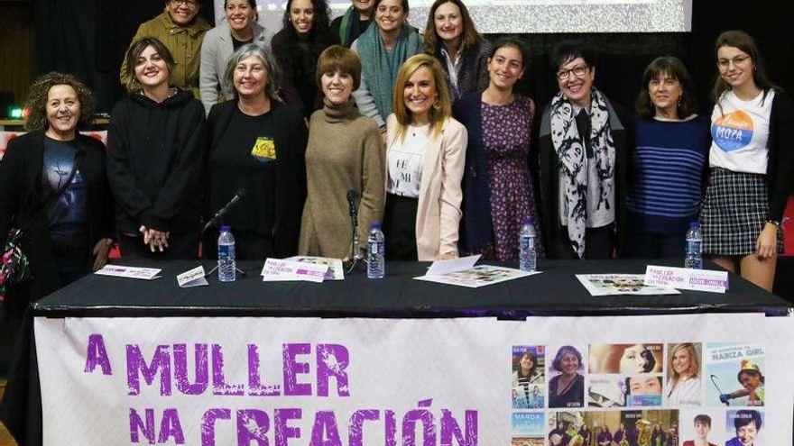 Actividad organizada por la Concellería de Muller de Vilagarcía en el Liceo Casino. // FdV