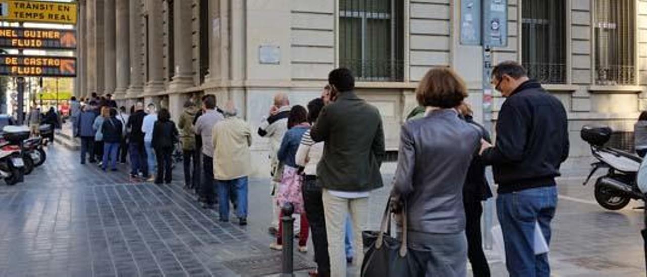La retención de Hacienda a 20.800 emigrantes valencianos asfixia sus pensiones del extranjero