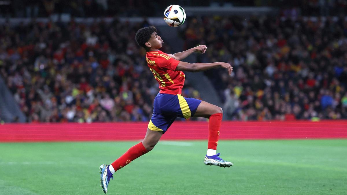 Lamine Yamal intenta controlar el balón durante el España-Brasil en el Bernabéu.