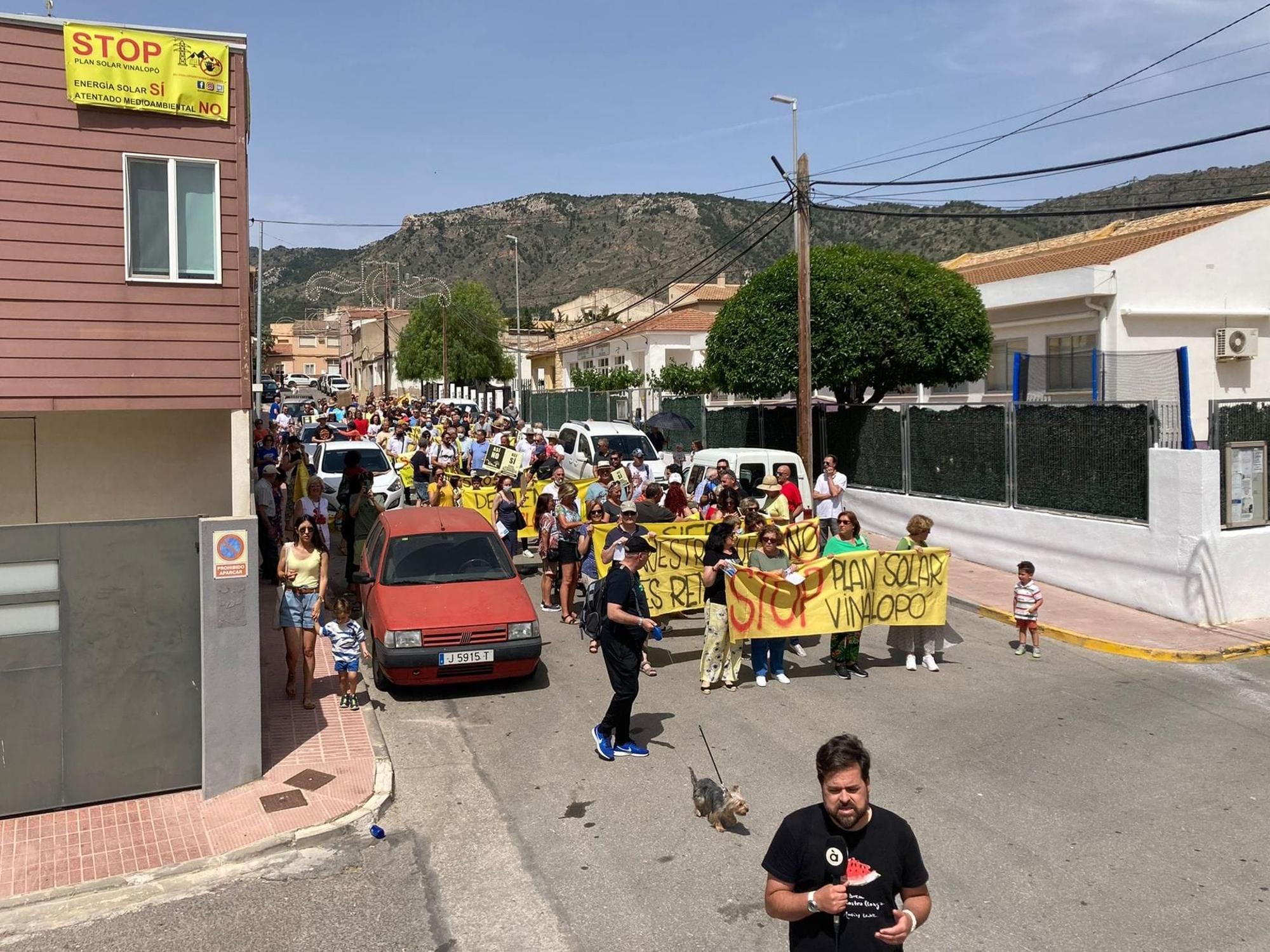 La Plataforma colocó decenas de pancartas por los edificios de Salinas.