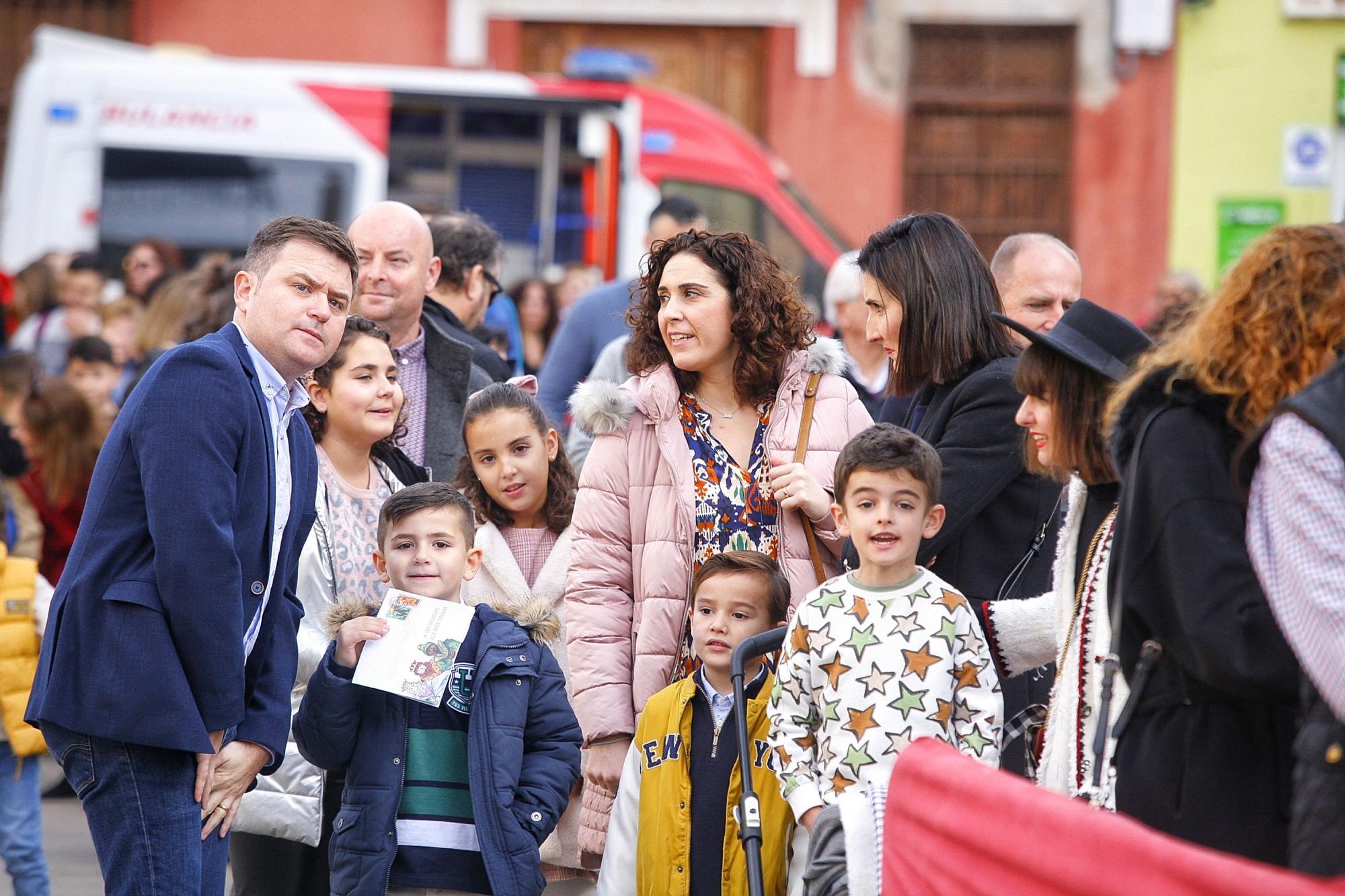 Multitudinaria entrega de las cartas de los niños de Vila-real a los pajes reales