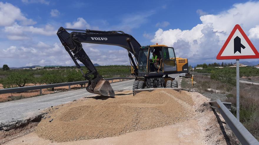 Operarios durante el desarrollo de las obras de mejora de la variante de Barranda, en Caravaca de la Cruz