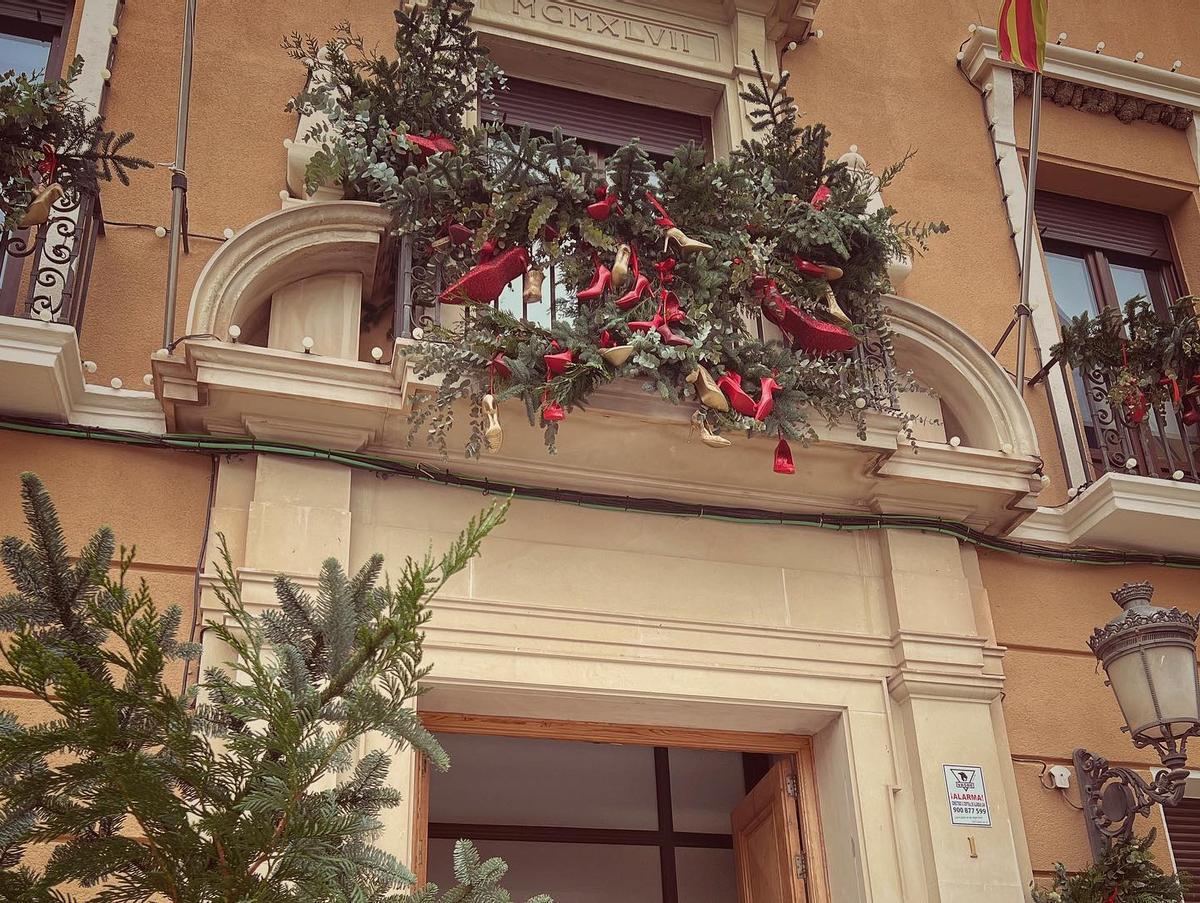 La decoración navideña de Ales Moreno en el Ayuntamiento de Elda.