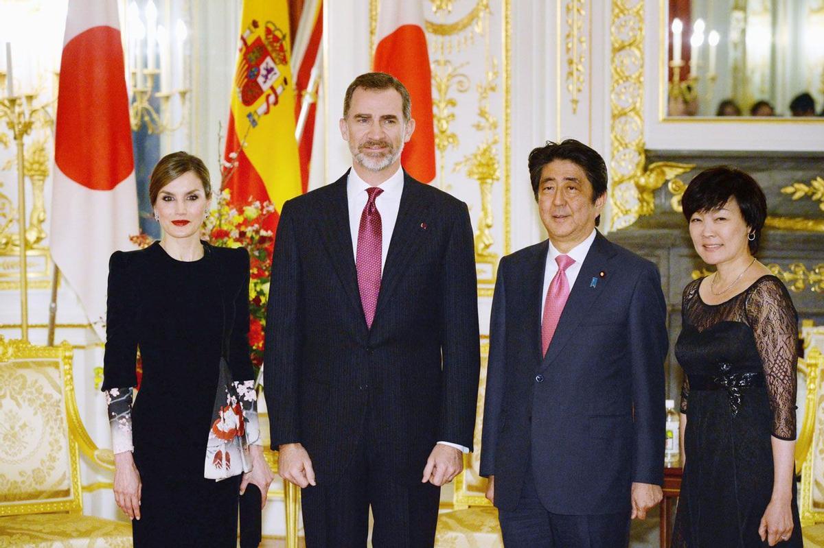 Letizia Ortiz y su perfecto vestido negro de inspiración japonesa