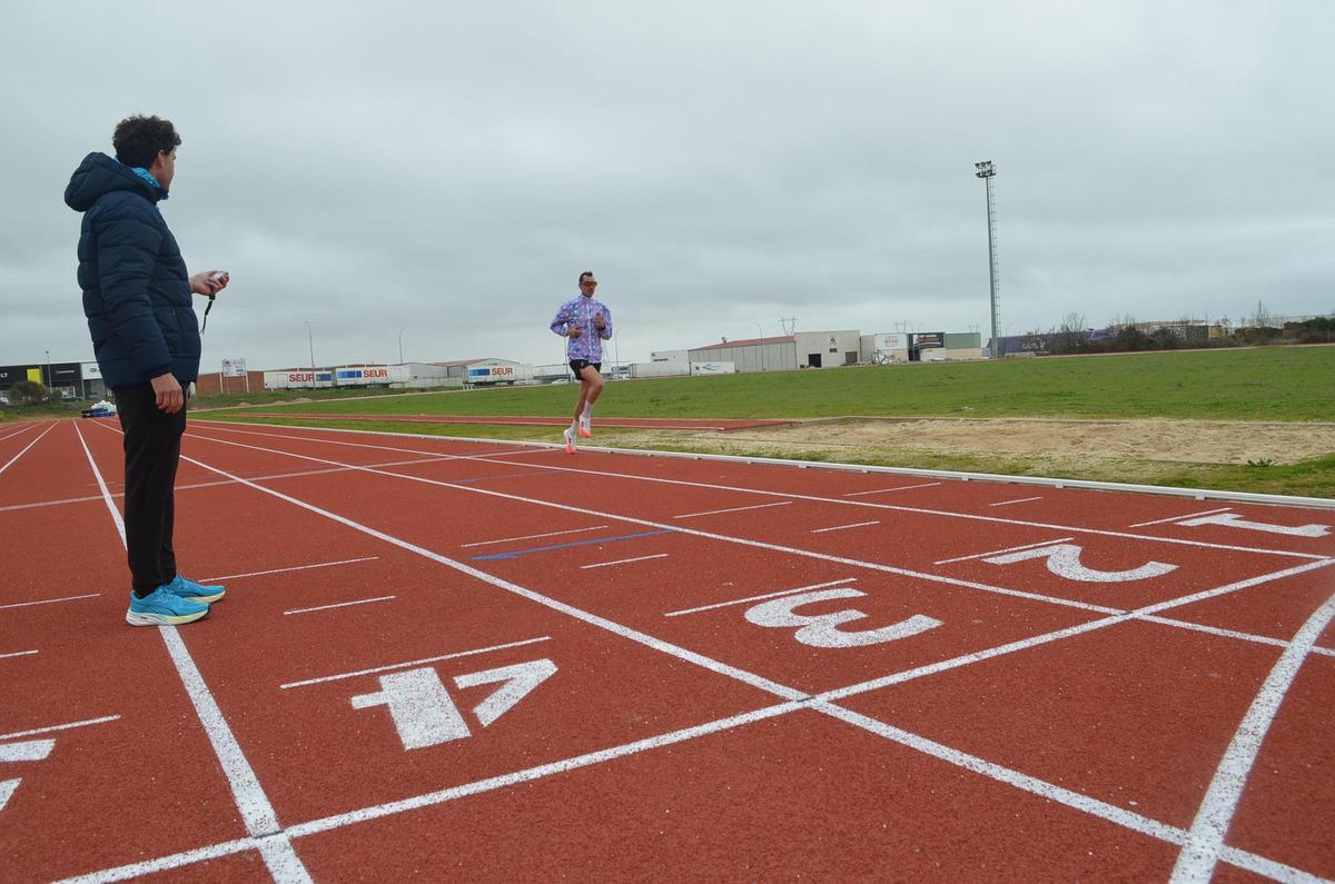 Durante una serie de 400 en las pistas de Benavente.
