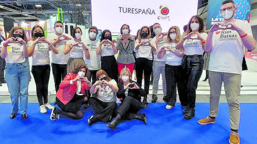 Foto de familia del equipo de la Diputación en Fitur, con Silva y la ministra Reyes Maroto.