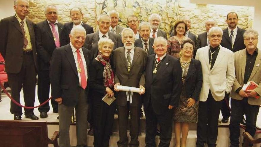 Basilio Losada, en el centro, junto a los académicos de la RAG. // Faro